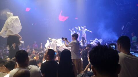 酒吧蹦迪吃瓜现场,吃瓜群众狂欢记