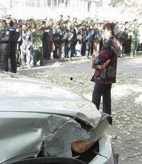 宝马撞人吃瓜,吃瓜群众围观下的真相探寻