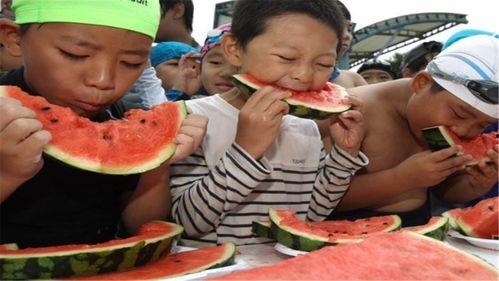 外国女人打架吃瓜,围观者成“吃瓜群众”现场直击